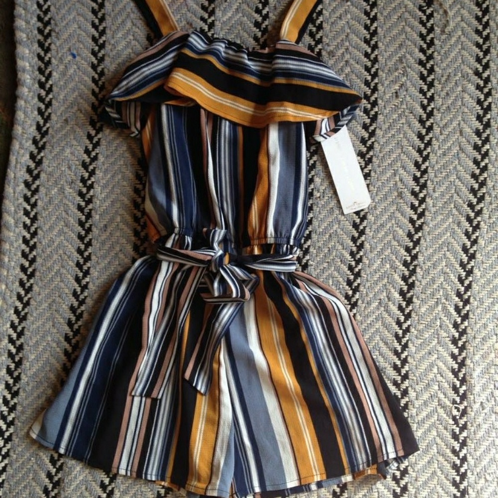 ✨NWT ruffle romper W/ waist tie✨